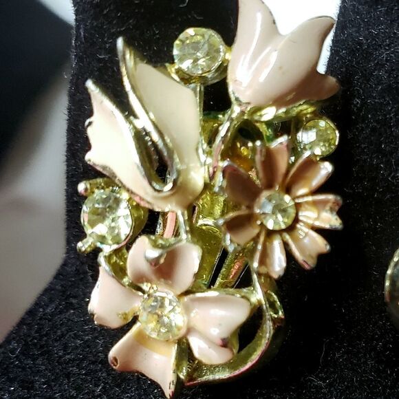 Star | Vintage Enamel & Rhinestone Floral Earrings - Picture 3 of 3